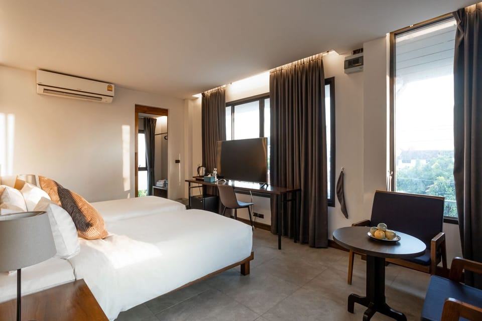 Deluxe Twin Room | In-room safe, desk, blackout drapes, soundproofing