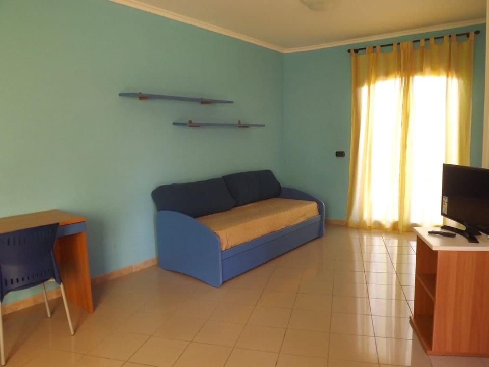 Triple Room | Minibar, desk, blackout drapes, soundproofing