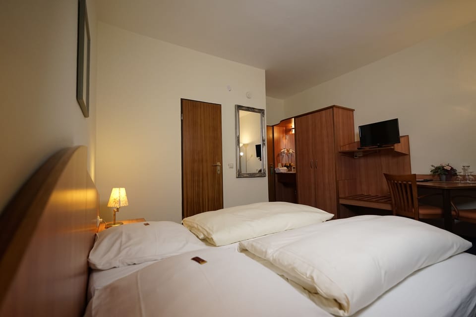 Double Room | Desk, soundproofing, iron/ironing board, free WiFi