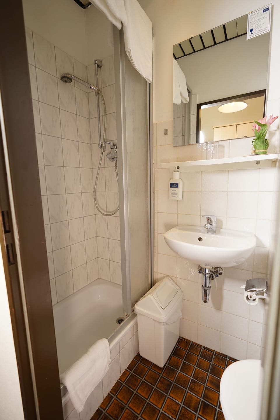 Basic Single Room | Bathroom | Shower, hair dryer, towels