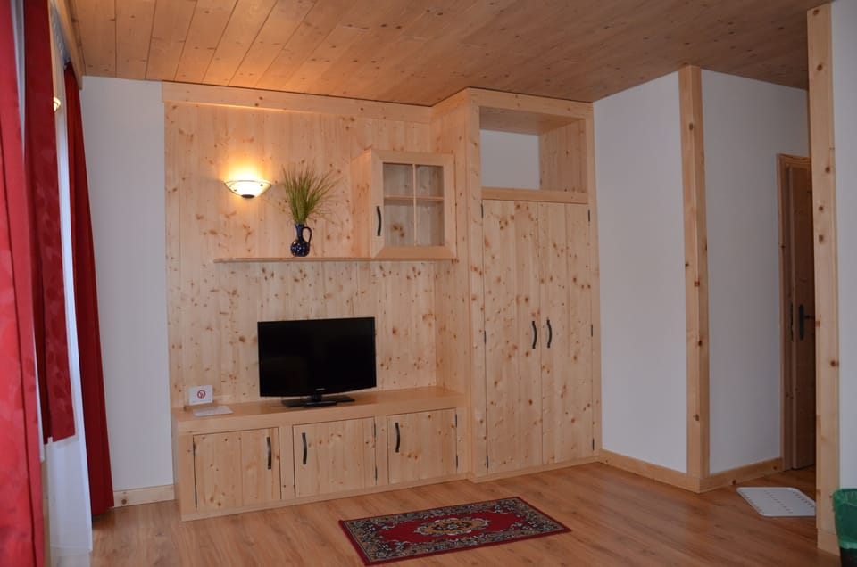 Standard Suite, 1 Bedroom, Non Smoking, Mountain View | Living area | Flat-screen TV