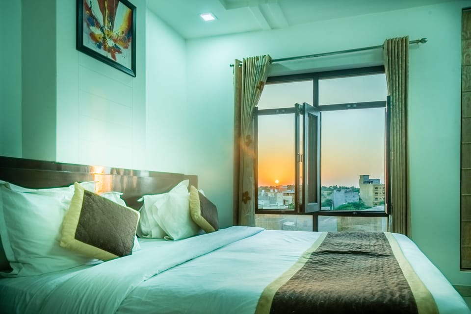 Super Deluxe Room | Minibar, in-room safe, desk, iron/ironing board
