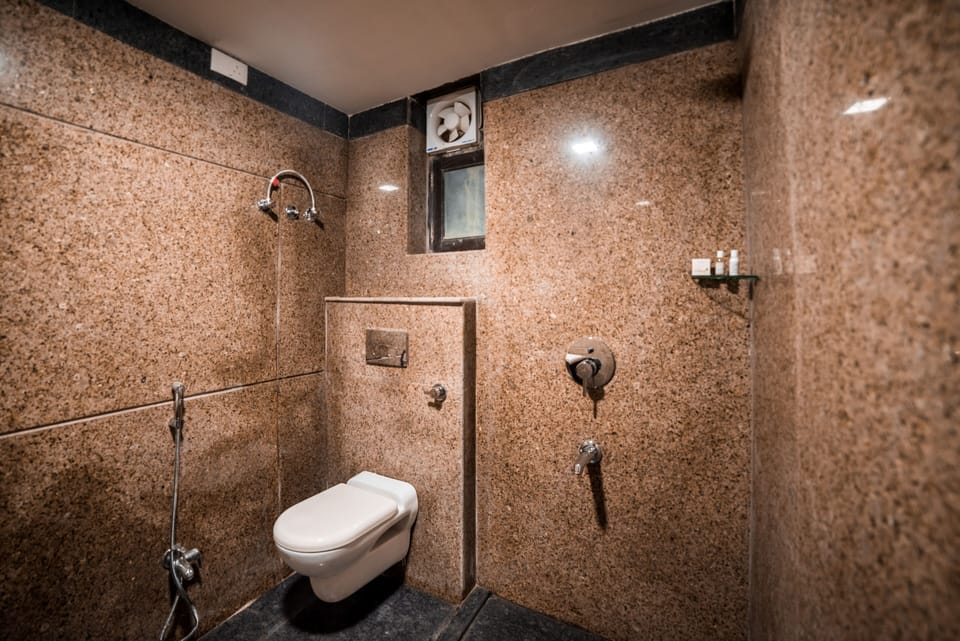 Deluxe King Suite | Bathroom | Shower, rainfall showerhead, free toiletries, slippers