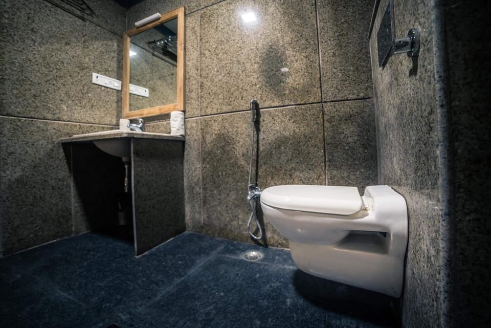 Shower, rainfall showerhead, free toiletries, slippers
