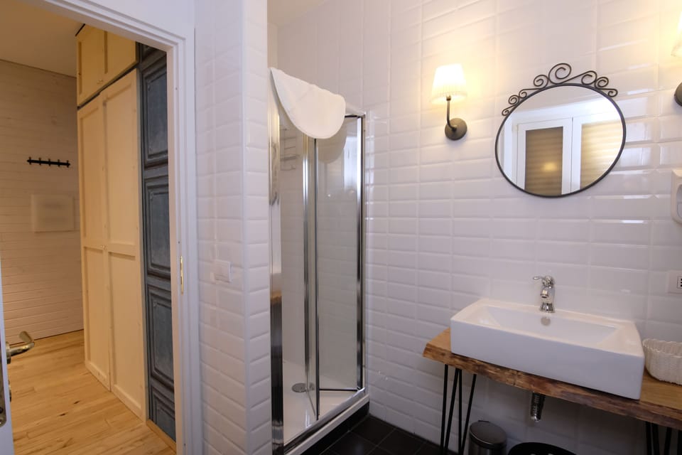 Comfort Triple Room, Courtyard View | Bathroom | Shower, rainfall showerhead, free toiletries, hair dryer