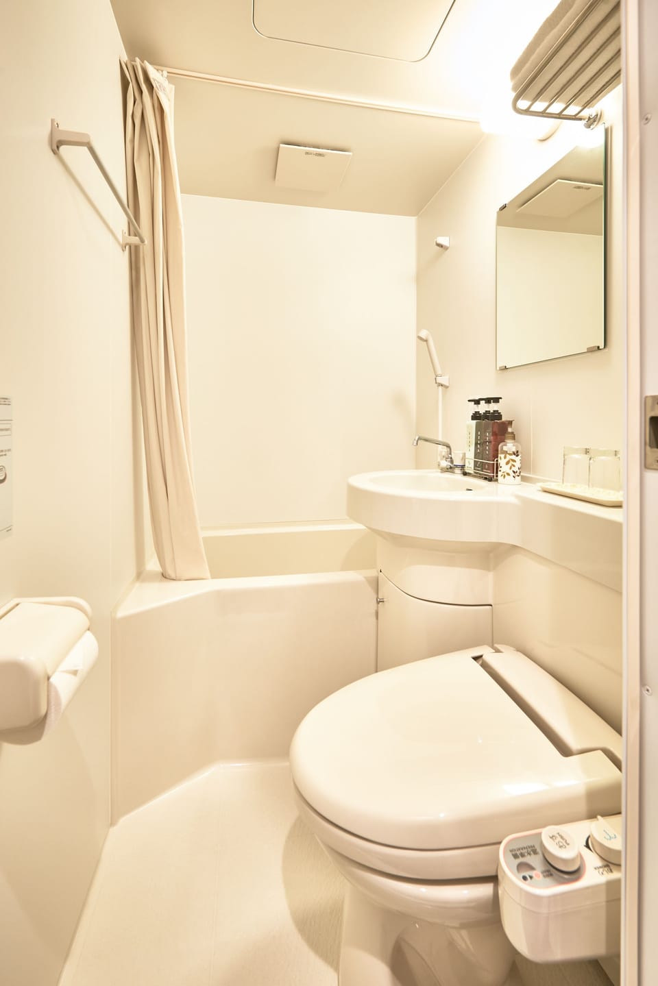 Deluxe Twin Room | Bathroom | Combined shower/tub, free toiletries, hair dryer, slippers