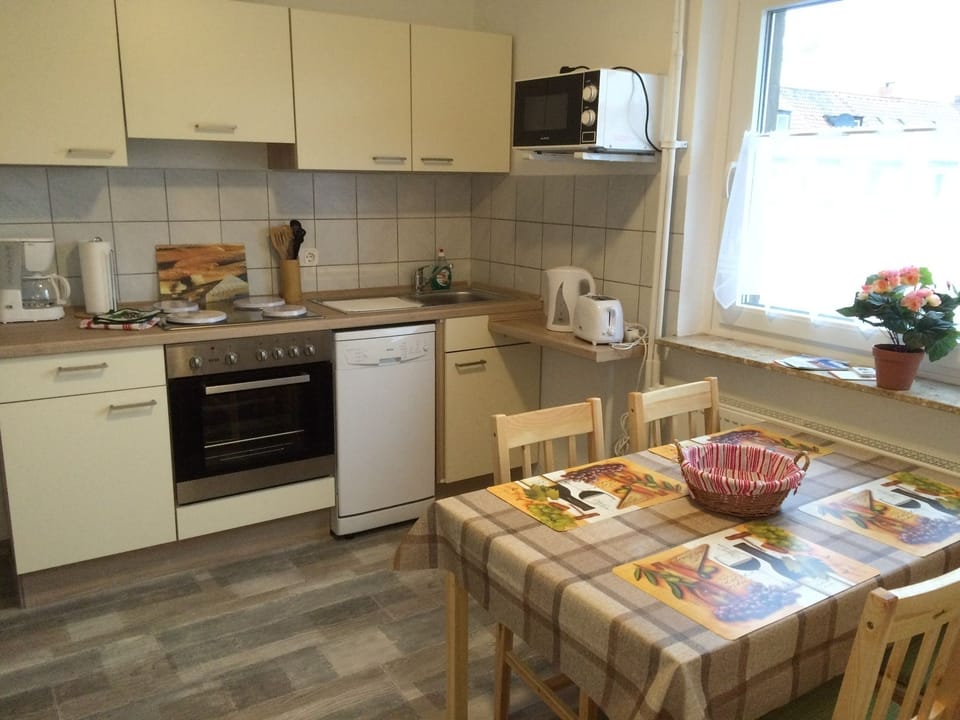 Apartment ( TW2 ) | Private kitchen | Full-size fridge, microwave, oven, stovetop