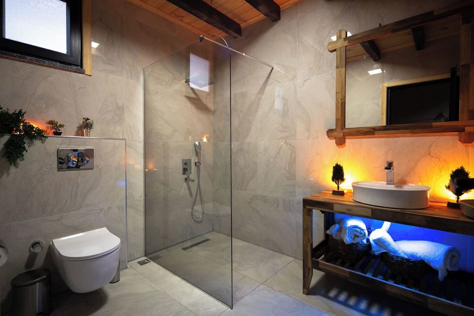 Design Tree House | Bathroom | Shower, free toiletries, hair dryer, bathrobes