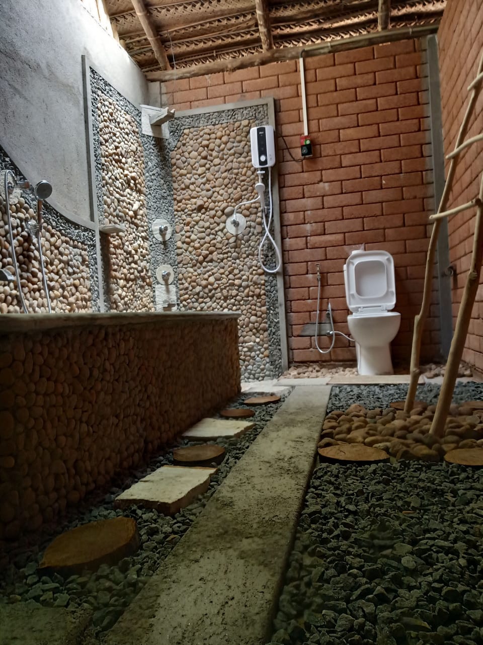 Family Cottage | Bathroom | Free toiletries, slippers, bidet, towels