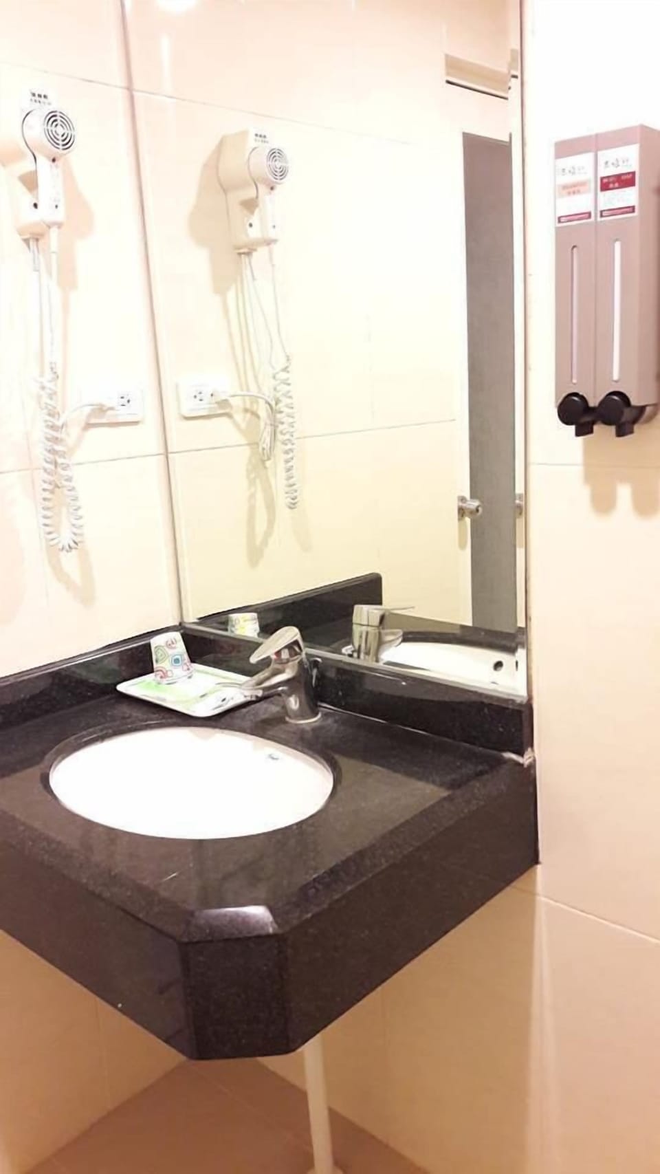 Standard Twin Room, 2 Twin Beds | Bathroom sink