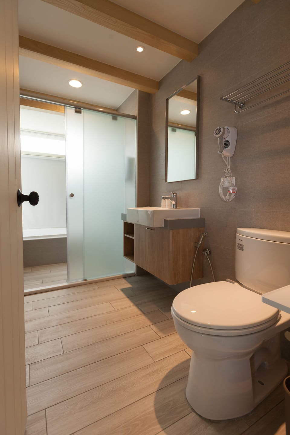 Family Quadruple Room | Bathroom | Rainfall showerhead, free toiletries, hair dryer, slippers