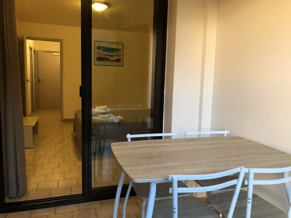 Family Room | Premium bedding, desk, blackout drapes, rollaway beds