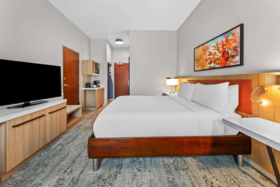 In-room safe, soundproofing, iron/ironing board, free WiFi