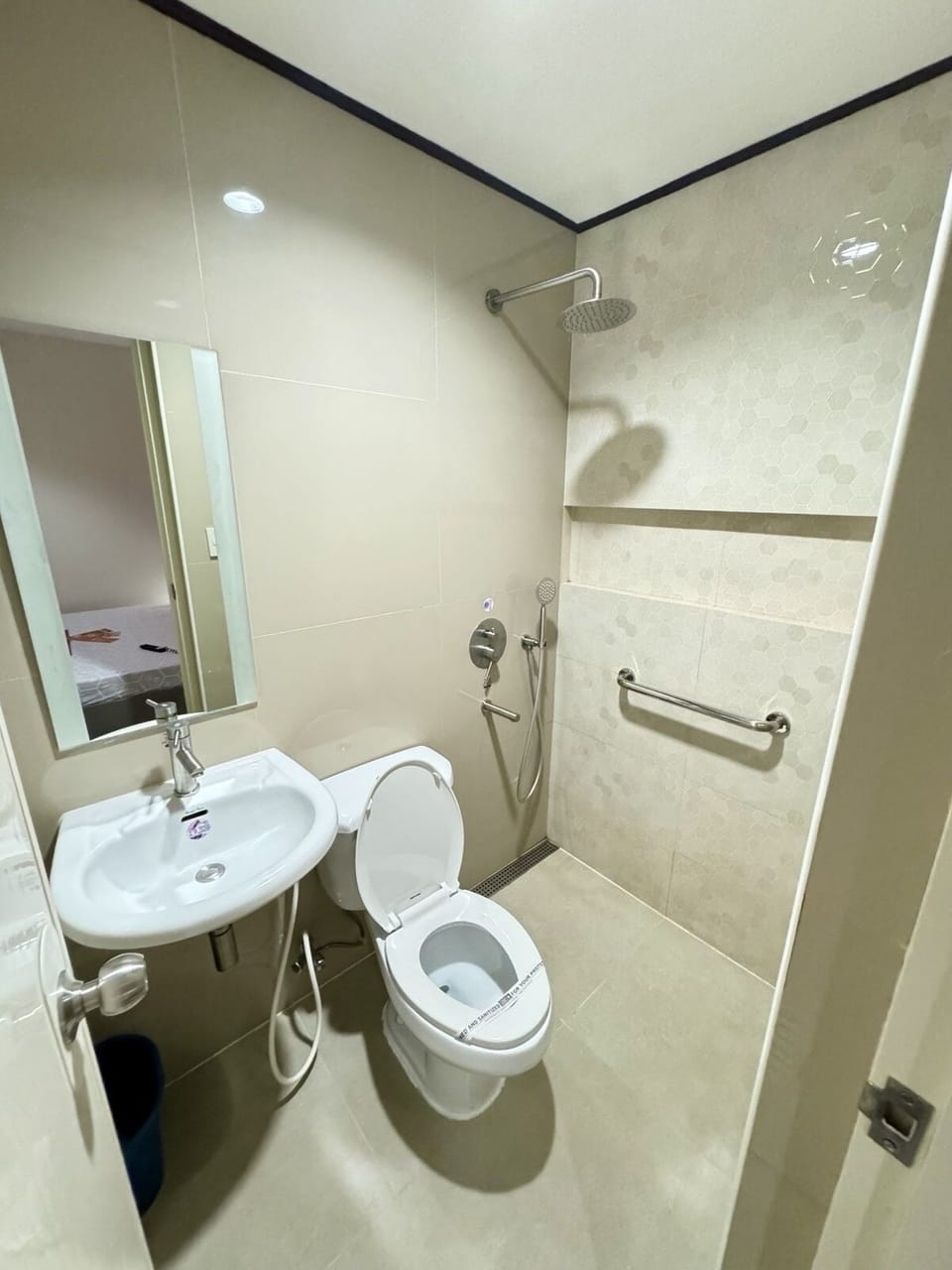 Executive Room, 1 Queen Bed | Bathroom | Shower, free toiletries, hair dryer, slippers