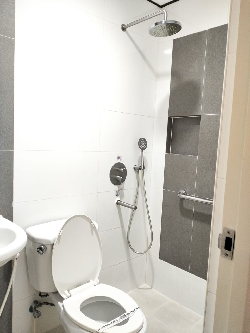Executive Room, 1 Queen Bed | Bathroom | Shower, free toiletries, hair dryer, slippers