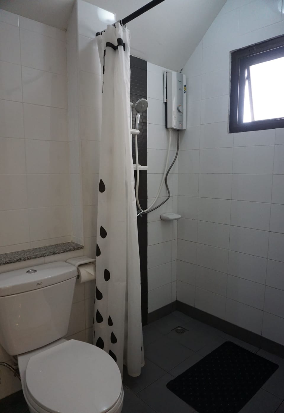 Standard Double Room | Bathroom | Shower, free toiletries, hair dryer, towels