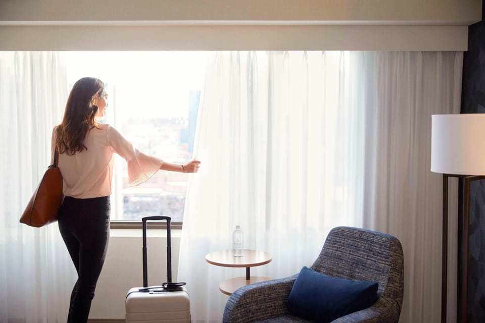 Deluxe Room, 1 King Bed, Non Smoking, River View | Hypo-allergenic bedding, down comforters, pillowtop beds, desk