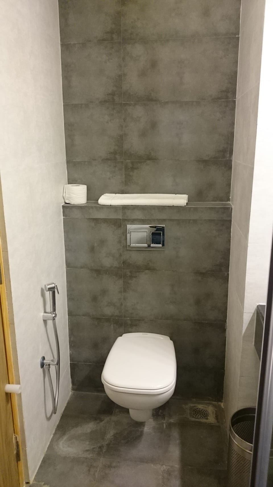 Shower, free toiletries, towels