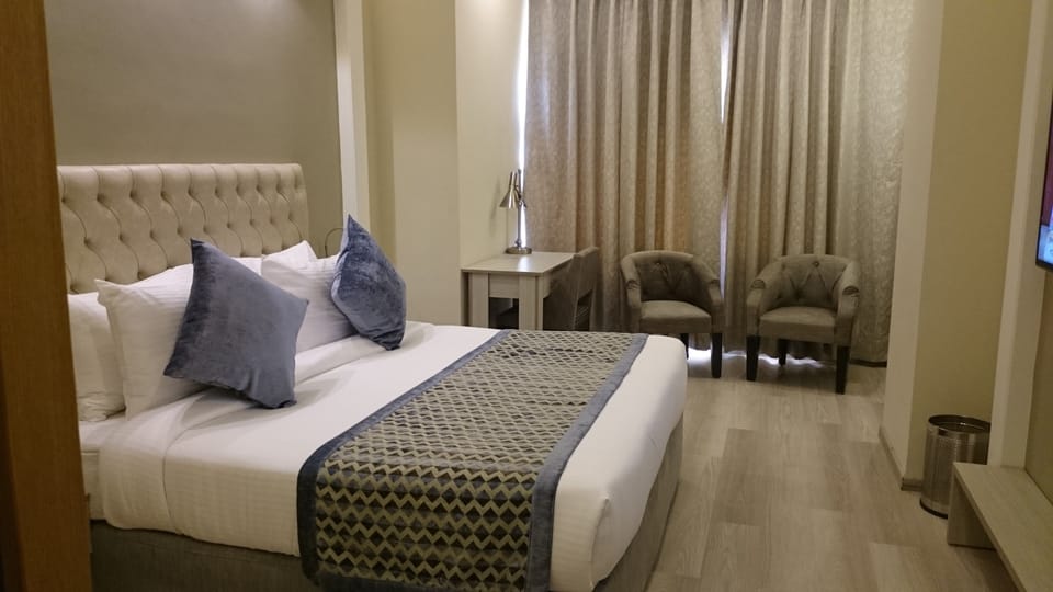 Comfort Double Room, 1 King Bed | In-room safe, desk, iron/ironing board, rollaway beds