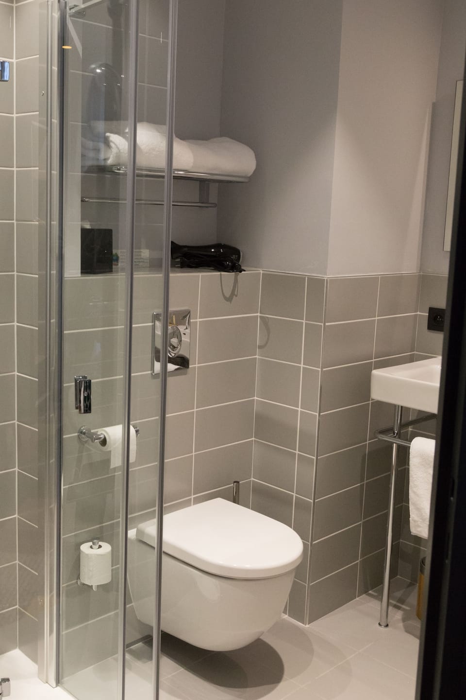 Basic Double Room, 1 Double Bed | Bathroom | Free toiletries, hair dryer, towels