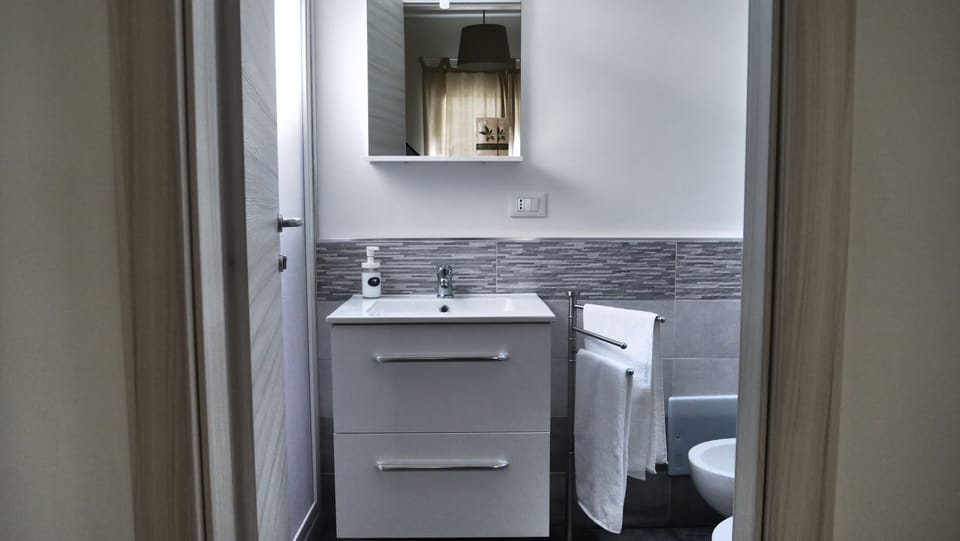 Double Room, Garden Area (Verde) | Bathroom | Shower, free toiletries, hair dryer, bathrobes