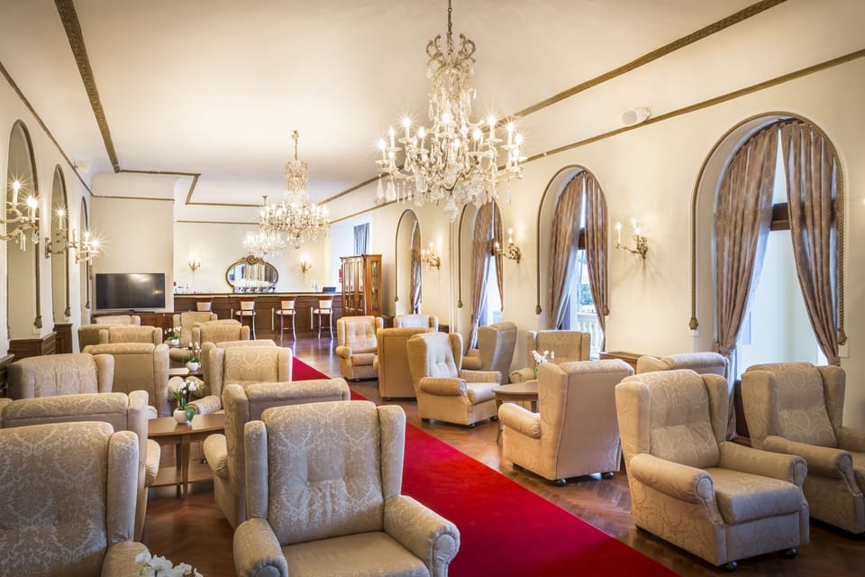 Lobby lounge