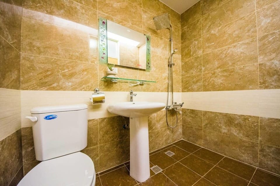 Traditional Double Room, 1 Double Bed, City View | Bathroom | Free toiletries, hair dryer, slippers, towels
