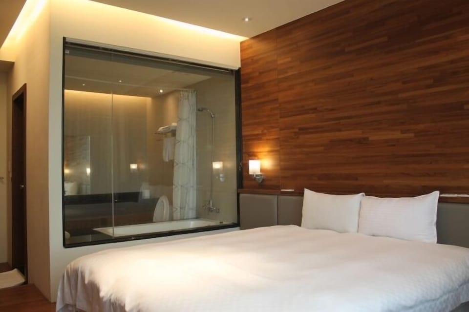 1 bedroom, premium bedding, down comforters, desk