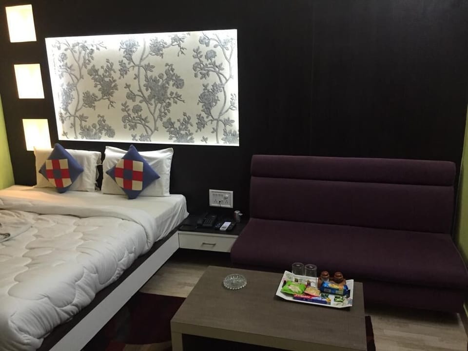 Executive Room | Desk, soundproofing, free rollaway beds, bed sheets