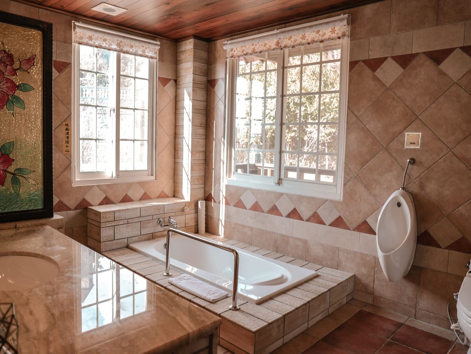 Separate tub and shower, deep soaking tub, free toiletries, hair dryer