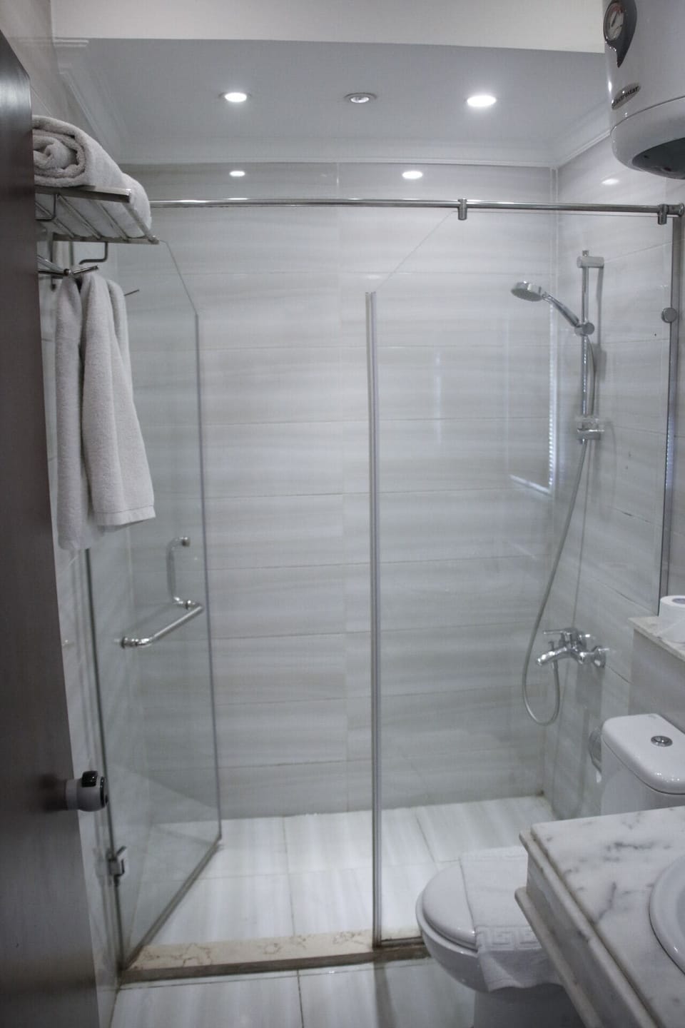 Shower, free toiletries, bidet, towels