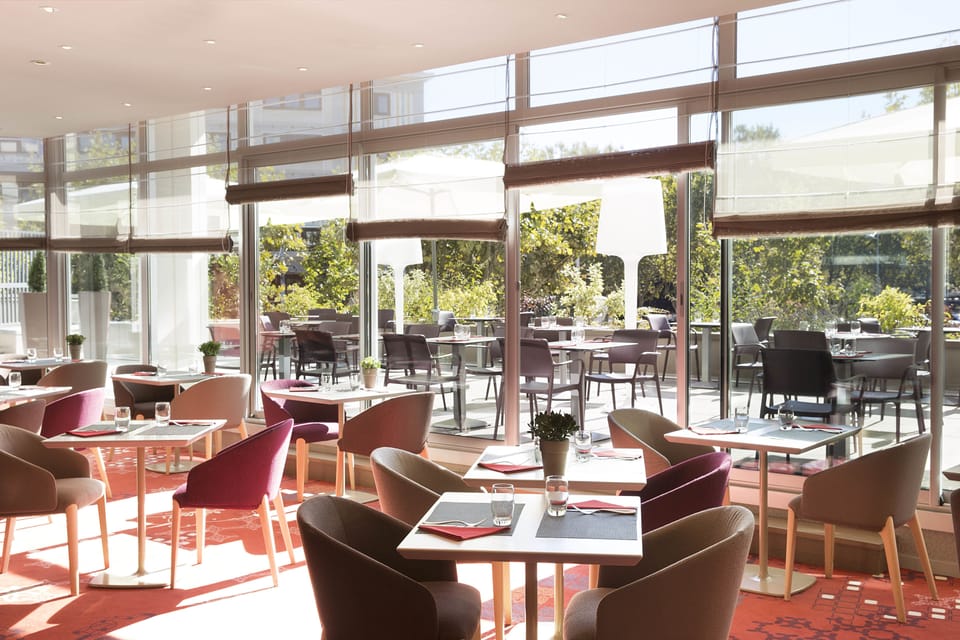 Breakfast, lunch, dinner served; French cuisine 