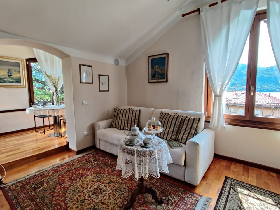 Executive Apartment, Private Bathroom, Lake View (Appartamento Sofia) | Lounge