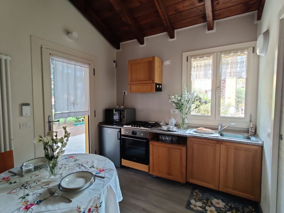Apartment, Private Bathroom, Garden View (Dependance P.ssa Jolanda) | Private kitchen