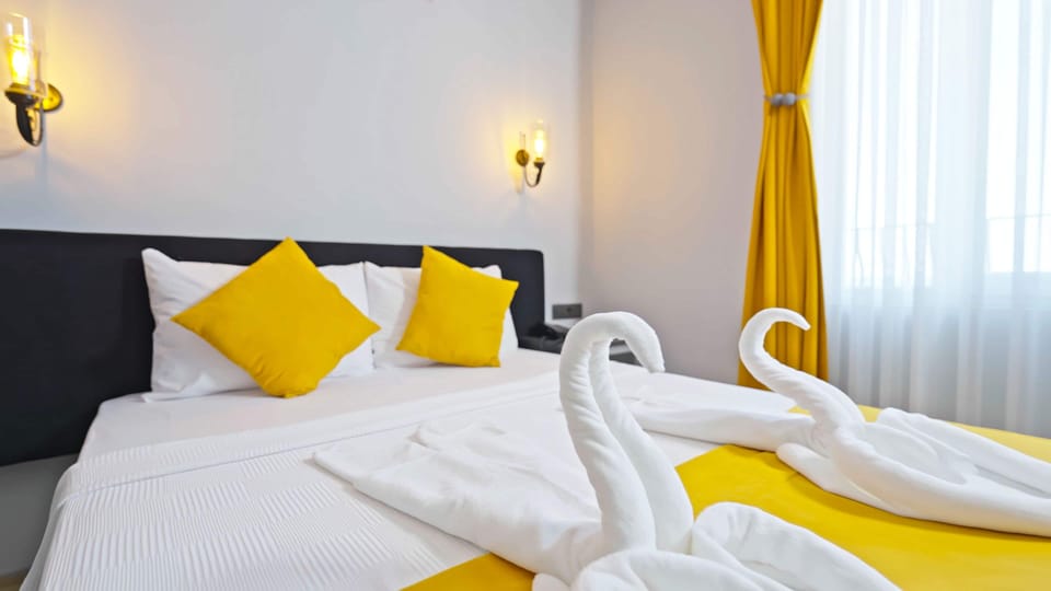 Minibar, in-room safe, desk, WiFi (free)