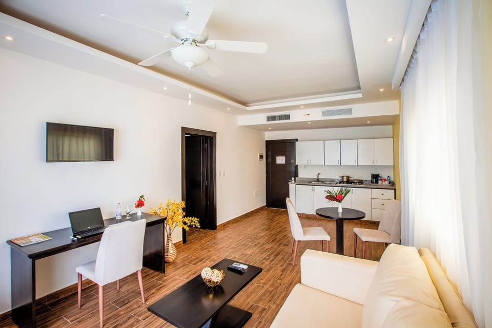 Apartment with pool view | In-room safe, desk, soundproofing, free cribs/infant beds
