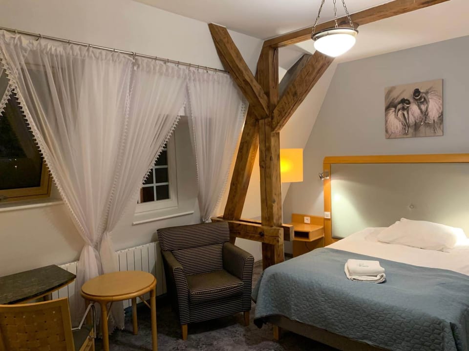 In-room safe, desk, WiFi (free), bed sheets