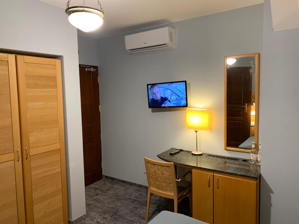 In-room safe, desk, WiFi (free), bed sheets