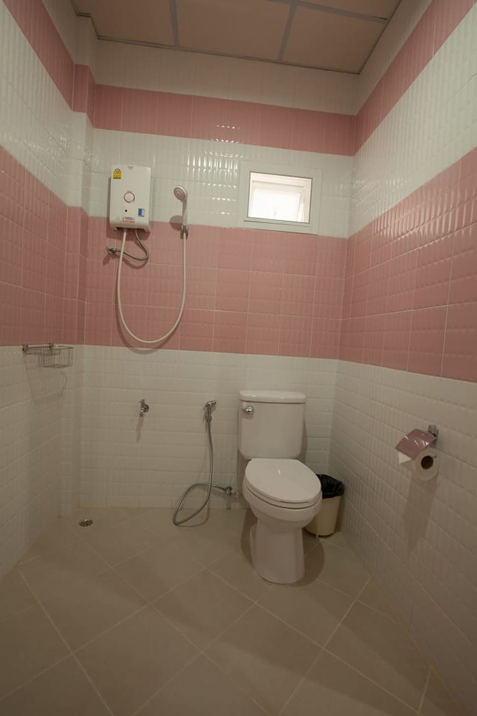 Shower, free toiletries, hair dryer, bidet
