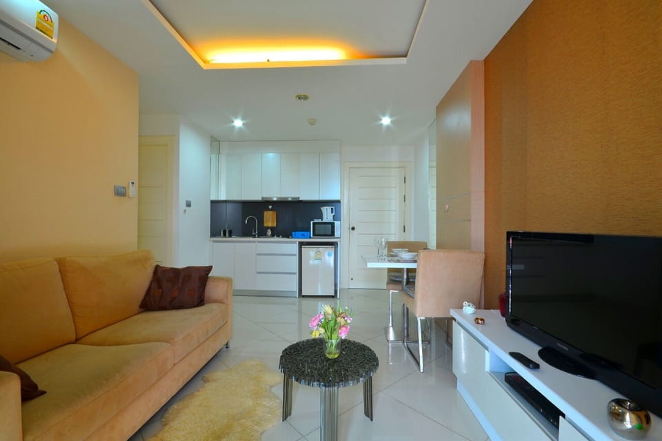 Apartment, 1 Bedroom, Refrigerator & Microwave, City View | Living area | Flat-screen TV