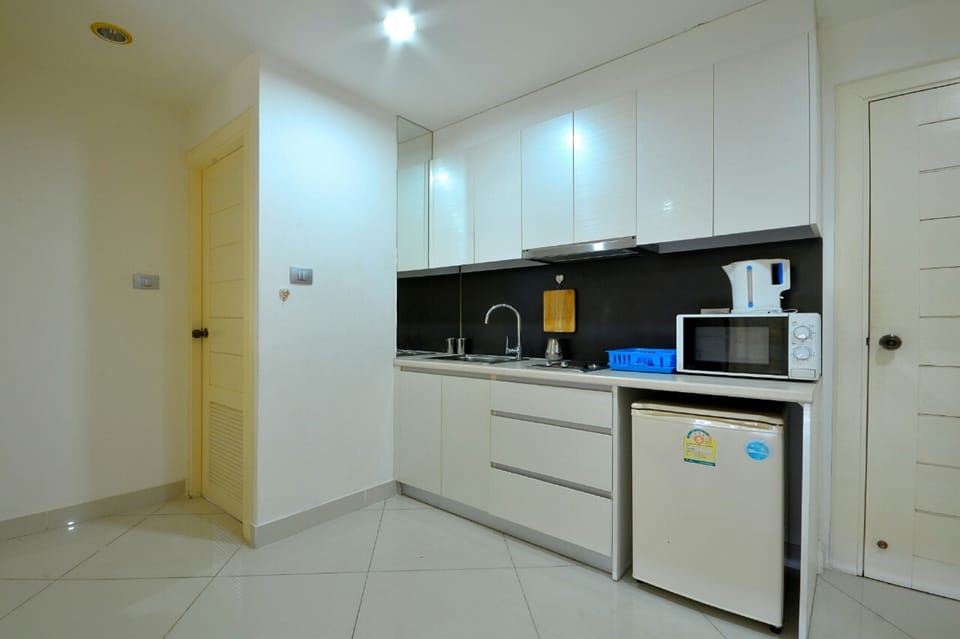 Apartment, 1 Bedroom, Refrigerator & Microwave, City View | Private kitchenette | Full-size fridge, microwave, stovetop, cookware/dishes/utensils