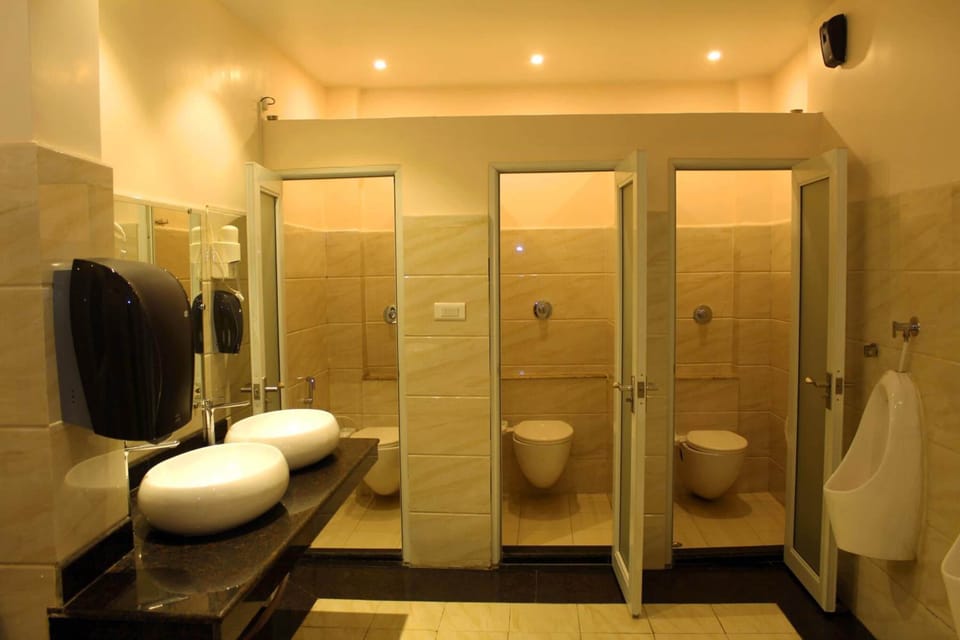 Shower, rainfall showerhead, free toiletries, hair dryer