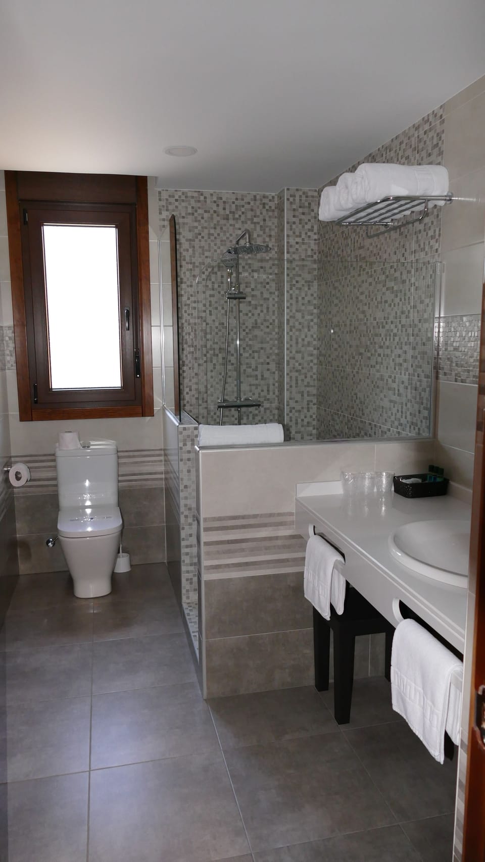 Shower, rainfall showerhead, free toiletries, hair dryer