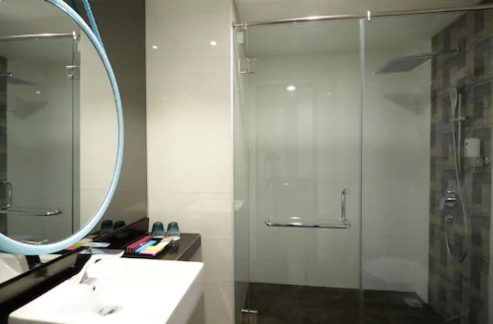 Shower, rainfall showerhead, eco-friendly toiletries