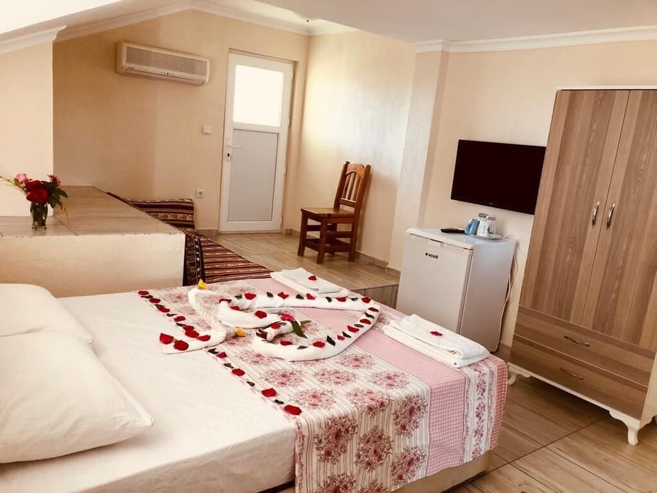 Traditional Double Room | Premium bedding, minibar, individually decorated, individually furnished