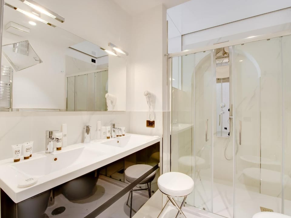 Superior Suite | Bathroom | Shower, free toiletries, hair dryer, slippers