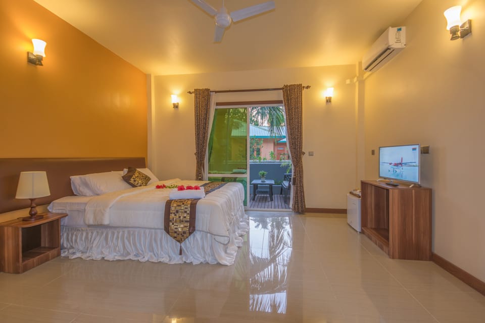 Deluxe Room with Private Garden View | 1 bedroom, Egyptian cotton sheets, premium bedding, minibar