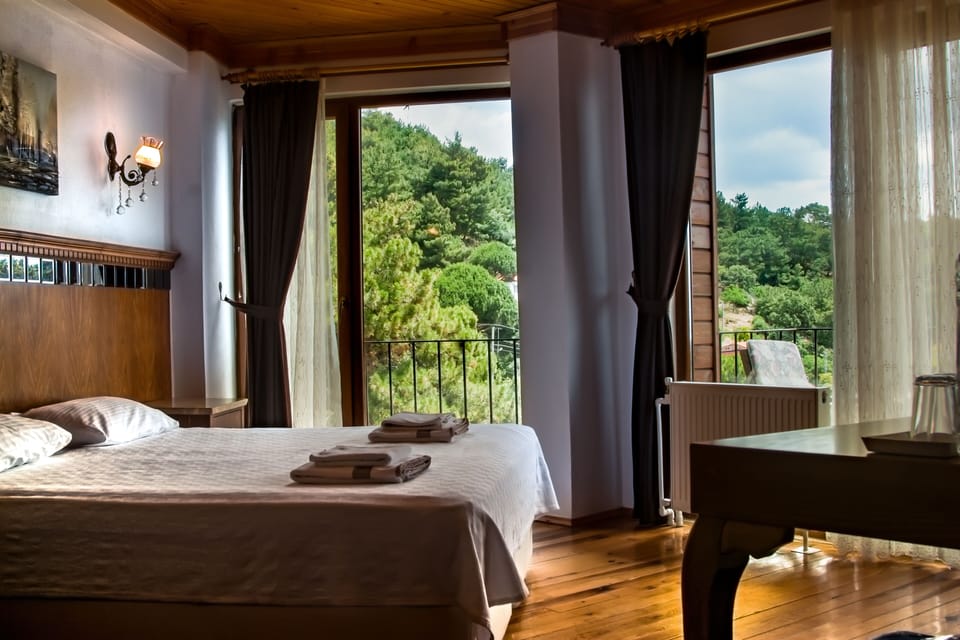 Deluxe Room, Partial Sea View | Egyptian cotton sheets, premium bedding, memory foam beds, minibar