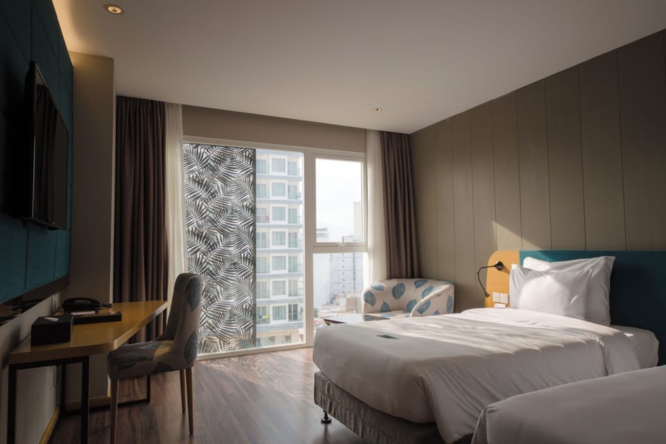 Deluxe Twin | Minibar, in-room safe, desk, blackout drapes