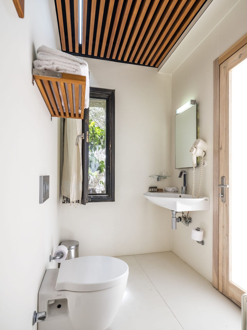 Superior Room | Bathroom | Shower, free toiletries, towels
